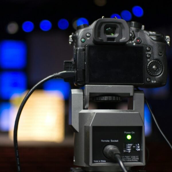 a video camera sitting on top of a tripod