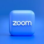 a blue square button with the word zoom on it