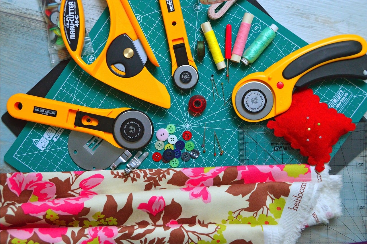 cutting tool, textile, late, buttons, clipboard, sewing, material, needle, spindle, mood, pin, thread, textiles, patchwork, red, green, quilting, blades are engaged, körkés, pincushion, quilting, quilting, quilting, quilting, quilting