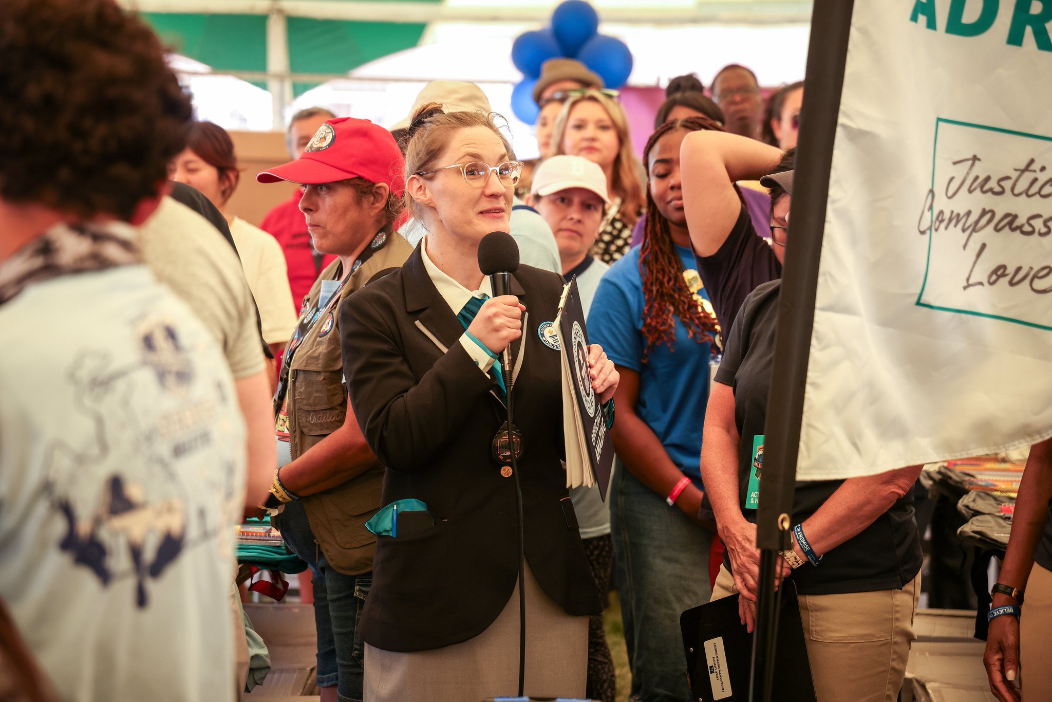 Guinness World Records adjudicator Hannah Ortman speaks to participants during a successful record-setting backpack-stuffing event at the 2024 “Believe the Promise” International Pathfinder Camporee. Photo: Dawin Rodriguez