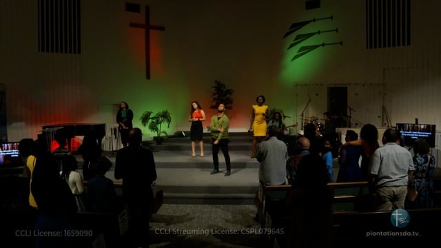 His Eye Is On The Sparrow/Here I Am To Worship Medley (LIVE)